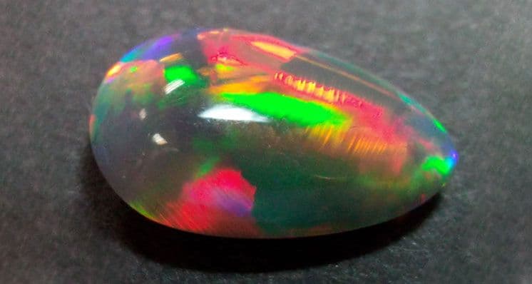 Opal-Edelstein: Wir feiern seine einzigartige Farbe und Lebendigkeit